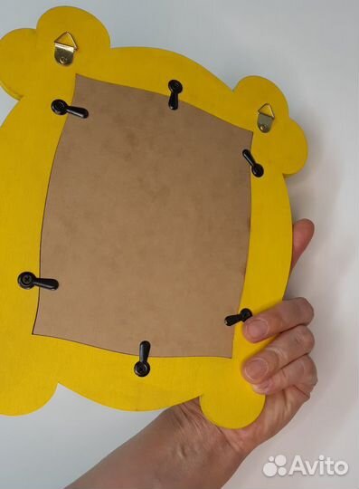 Зеркало в деревянной раме желтой