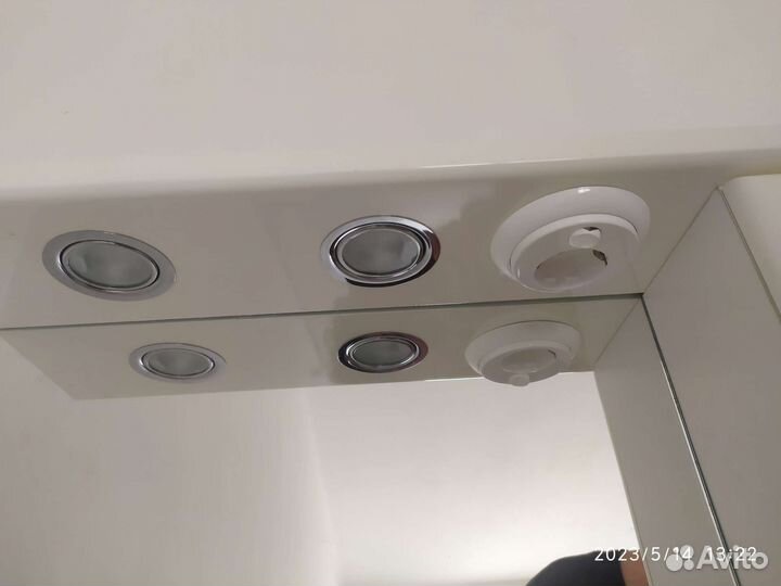 Навесная полка с зеркалом и подсветкой в ванную