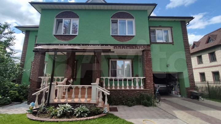 Коттедж 373 м² на участке 12 сот.