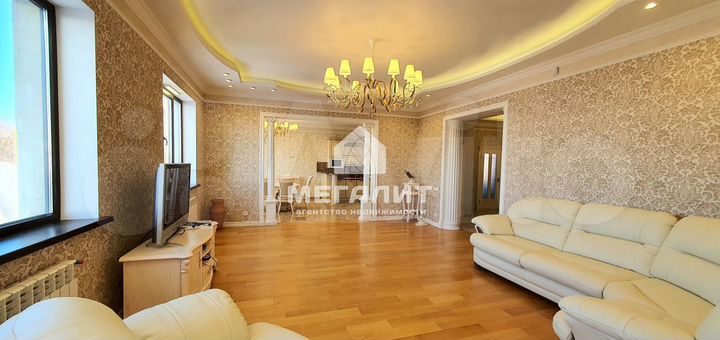 Дом 398 м² на участке 6,5 сот.