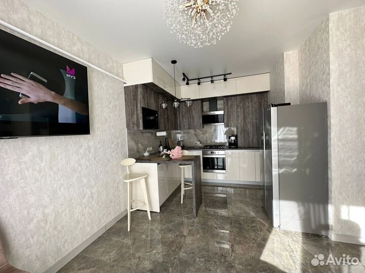 Кухня на заказ под потолок в Омске