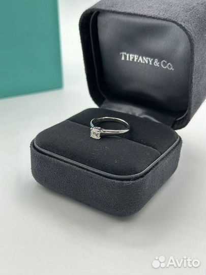 Золотое кольцо tiffany с бриллиантом