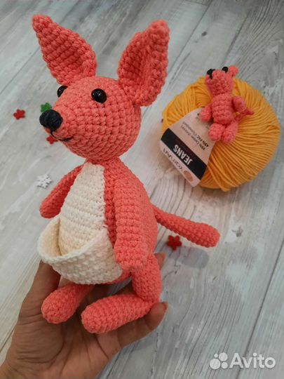 Игрушка вязаная кенгуру