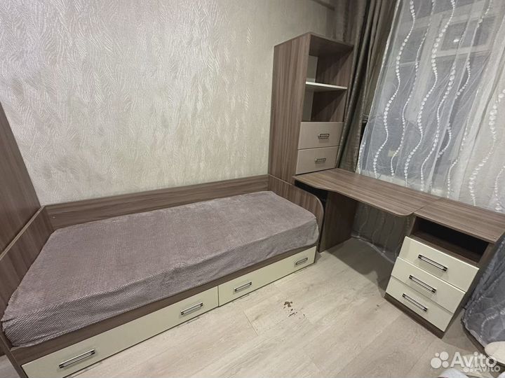 Детская кровать, шкаф-пенал и писменный стол б/у К