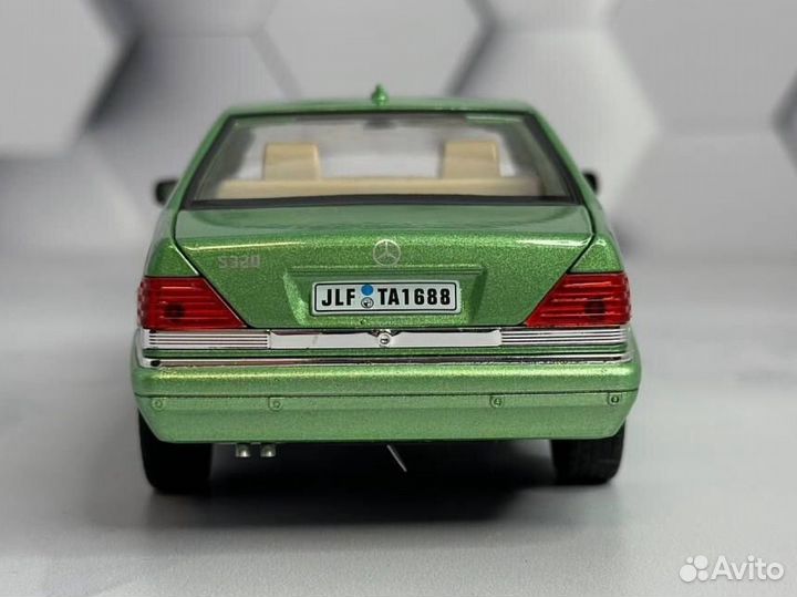 Модель машины Mercedes-Benz W140 1:24 зелёная