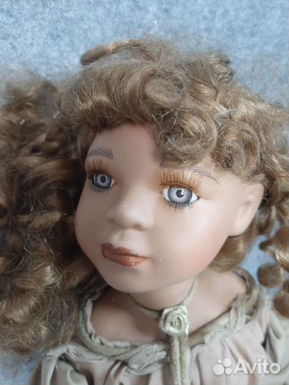 Кукла фарфоровая