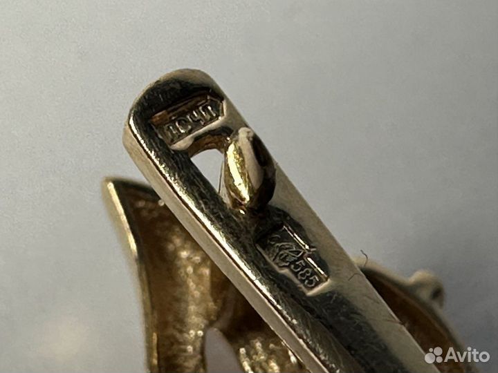 Серьги с камнями золотые