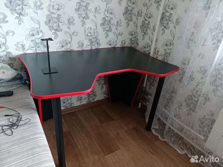 Игровой геймерский компьютерный стол