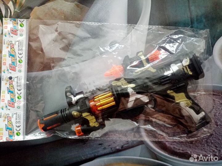 Игрушечный пистолет : светится, издает звуки