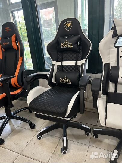 Компьютерное кресло черно-белое