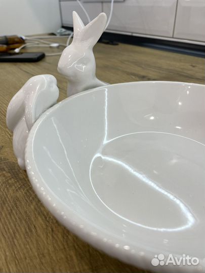 Тарелка с кроликами