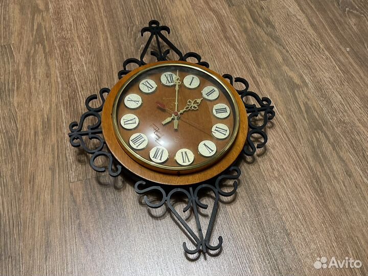 Часы настенные Янтарь кварц СССР