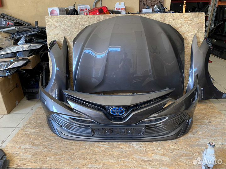 Передняя часть авто Тойота Камри 70