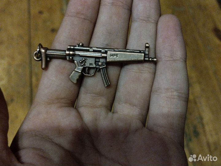 Брелок виде автомата мр5 нашел