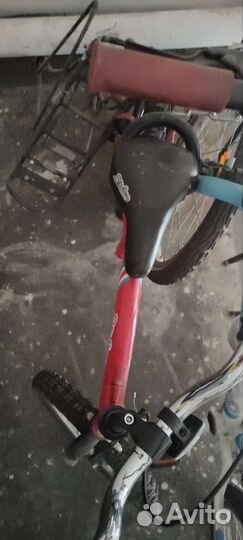 Детский красный велосипед