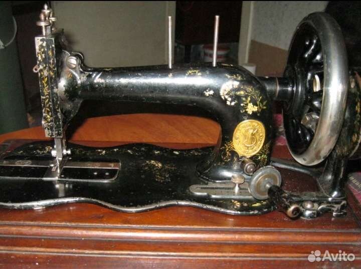 Старинная швейная машинка 