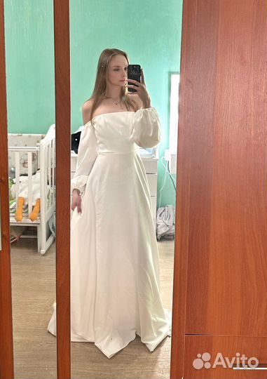 Свадебное платье с открытыми плечами