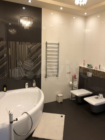 4-к. квартира, 140 м², 8/8 эт.