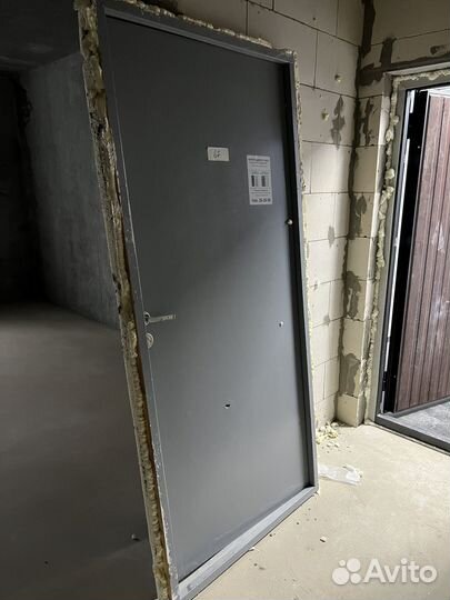 Дверь входная деревянная с коробкой