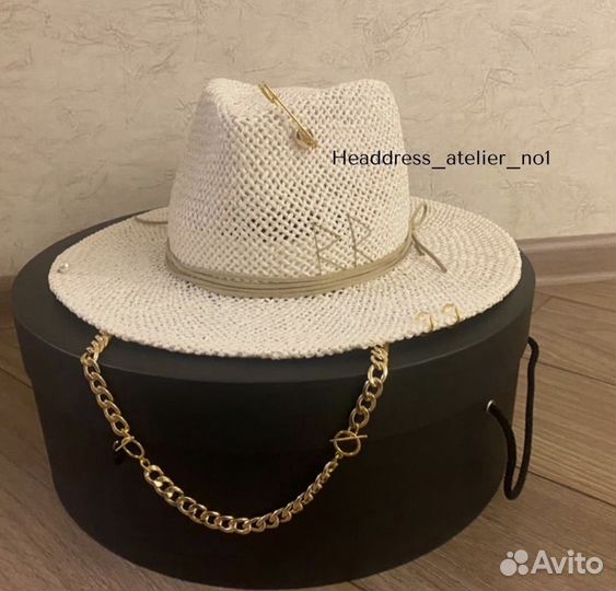 Белая соломенная новая шляпа федора с фурнитурой
