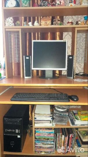 Продам компьютерный стол,монитор,системник,клавиат