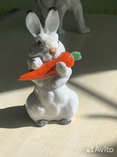 Фарфоровая статуэтка «заяц с морковкой»