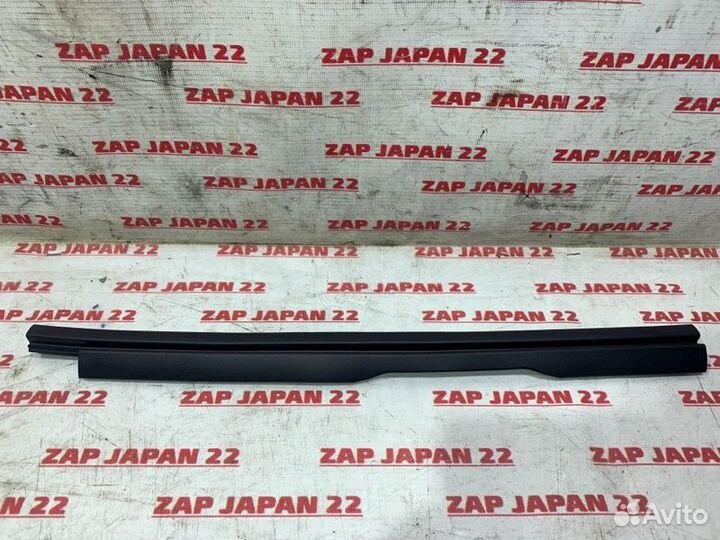 Уплотнитель крыла передний левый Toyota Land