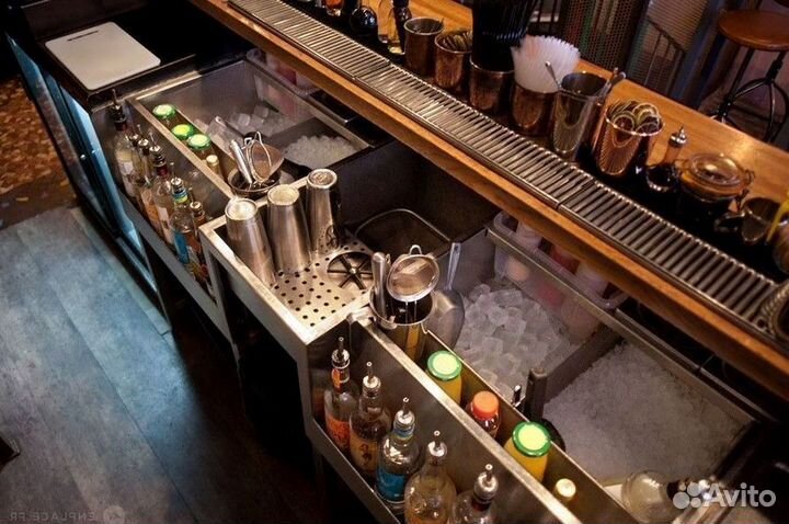 Бар с кухней в центре города