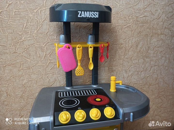 Продаю детскую кухню с набором посуды