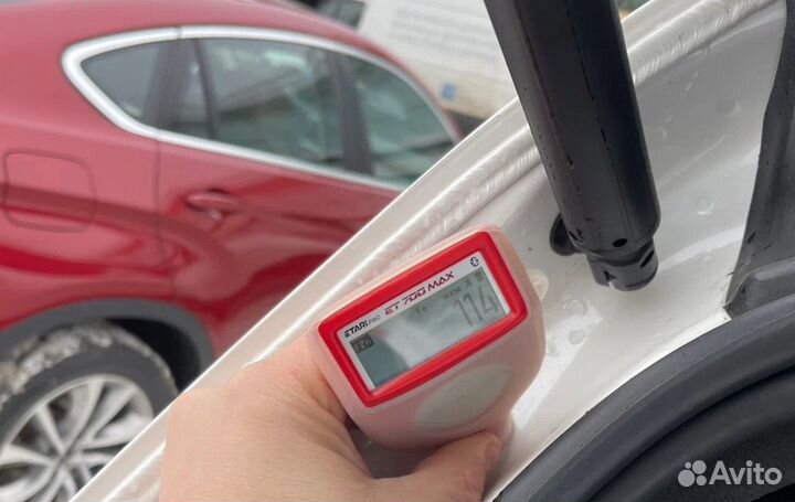 Проверка кузова Tesla на стапеле, толщиномером