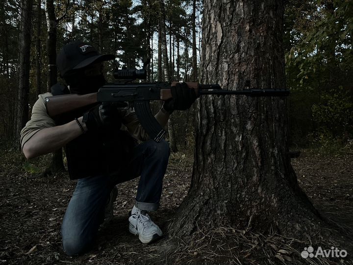 Два игрушечных ак-47 на орбизах