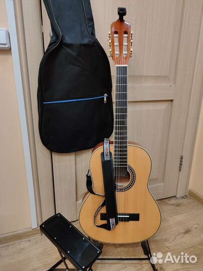 Классическая гитара 3/4 новая +чехол