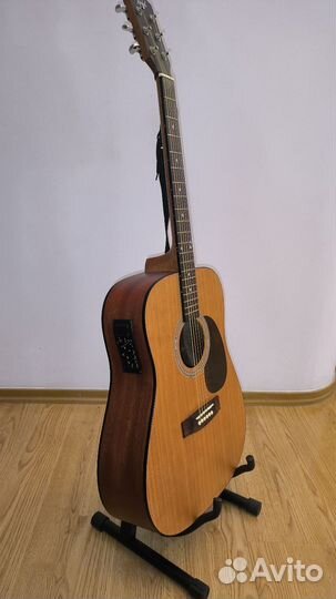 Продам электроакустическую шестиструнную гитару