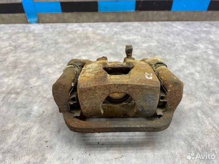 Суппорт задний правый Nissan Qashqai J10 2.0