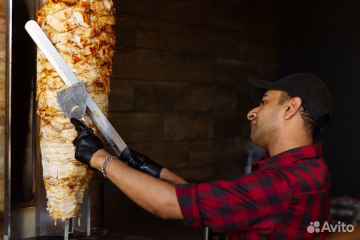 Повар в стритфуд кафе