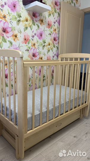 Детская кроватка с продольным маятником и ящиком