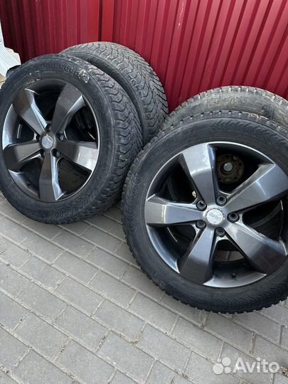 Зимние шипованные шины с дисками 265/50 R20