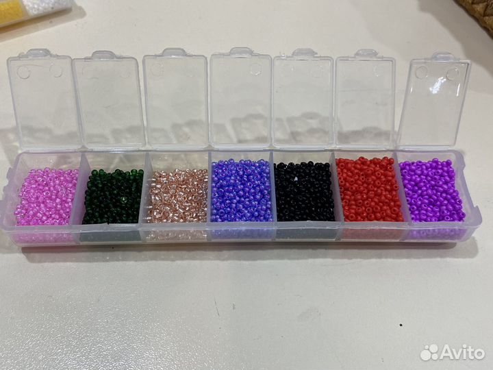 Бисер. 4 контейнера