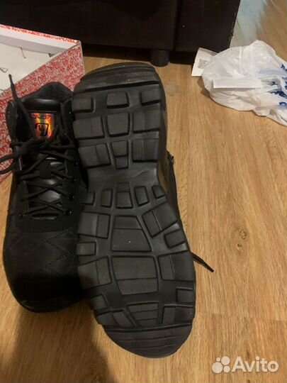 Новые кроссовки 40-вой размер