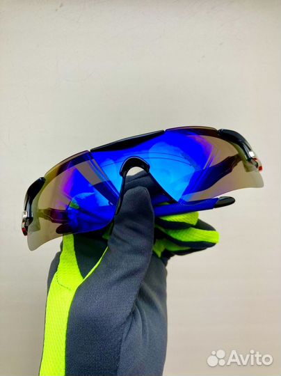 Спортивные солнцезащитные очки с синими линзами