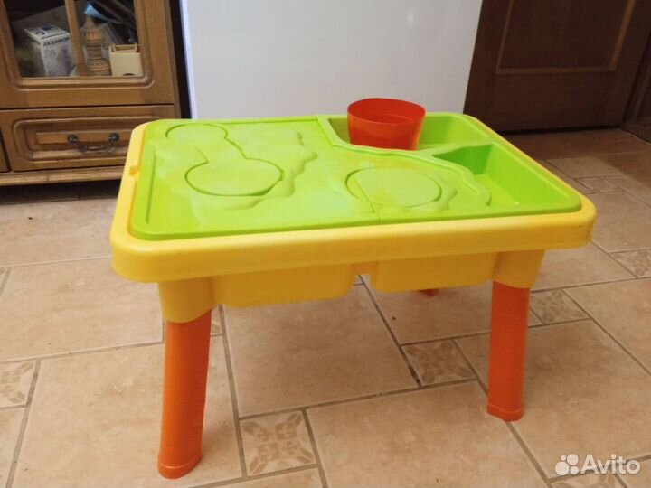 Детский стол для игр с водой и песком