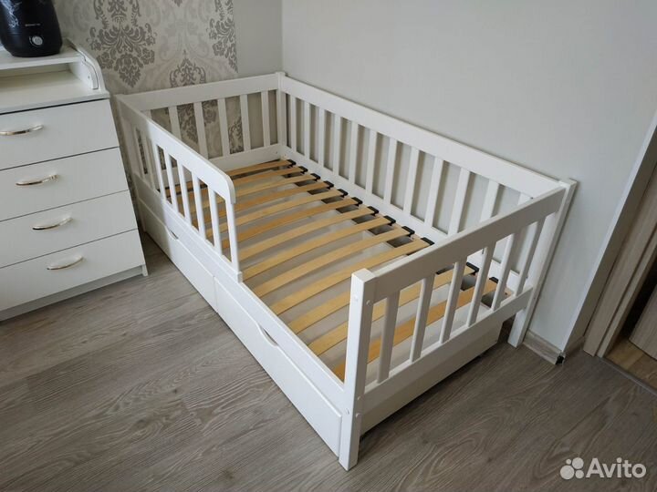 Детская кровать из массива цельного дерева