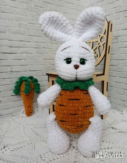 Вязаная игрушка зайчик морковка. Белый зайчик