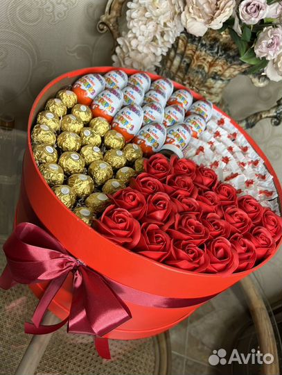 Подарочный набор с цветами и конфетами