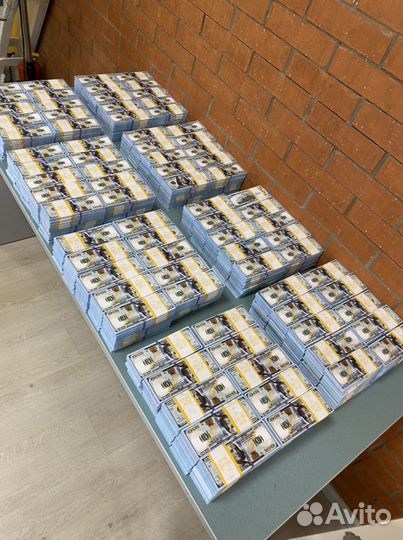 800 пачек сувенирных денег