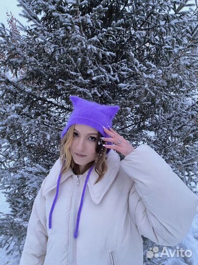 Вязаный пушистый чепчик котика