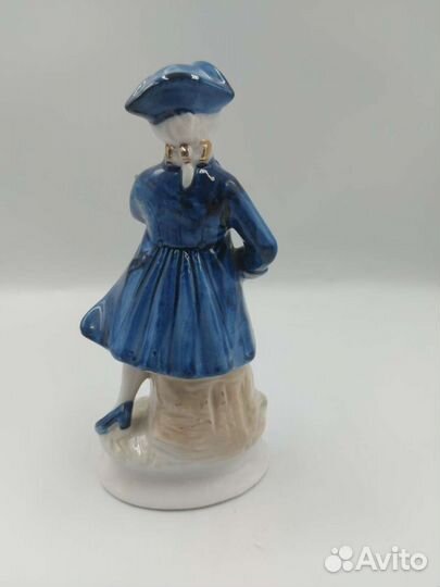 Фарфоровая статуэтка 