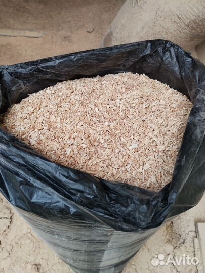 Сухие опилки в мешках