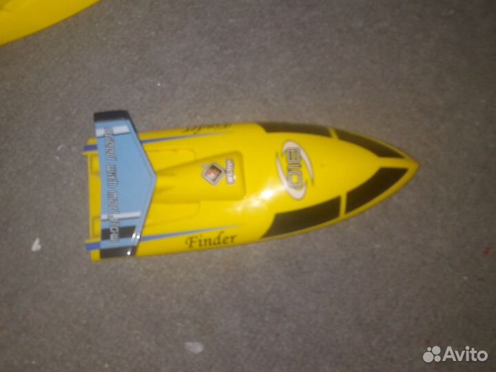 Игрушечная лодка на пульте управления