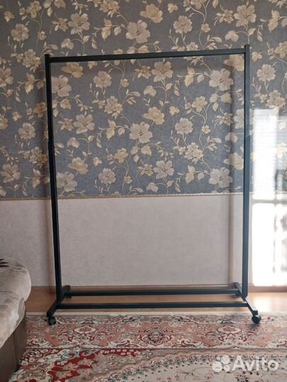 Вешалка напольная металлическая